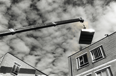400926 Afbeelding van het plaatsen van een zonnepaneel op het dak van een woning aan de Klopvaart in de wijk Overvecht ...